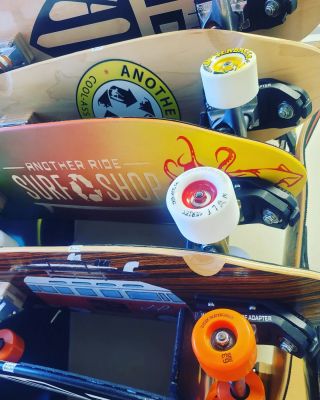 Get yourself or someone the gift that improves surfing style, power, movement and flow #blackfriday SALE on all  #surfskates #cruiser and #park #skateboards